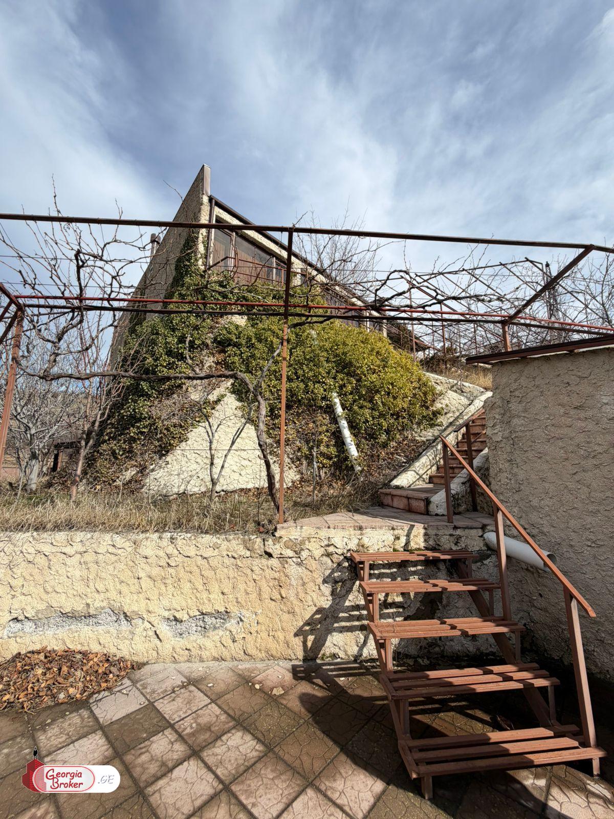 იყიდება ახალი გარემონტებული 15 ოთახიანი სახლი